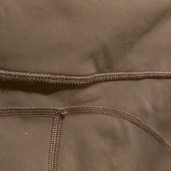 Lululemon 23’ cropped size 12 leggings - Picture 3 of 6